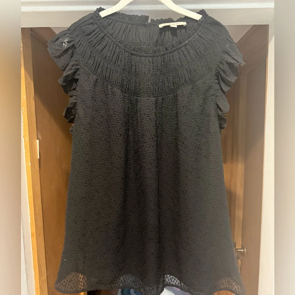 Gorgeous EUC flouncy black layered top with fun pattern absolutely gorgeous
